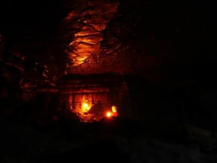 Игнатьевская пещера. Паломники зажигают церковные свечи и молятс